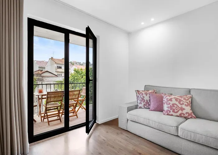 Style & Comfort | Balcony + Parking Porto