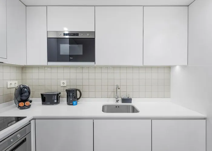 Style & Comfort | Balcony + Parking Porto