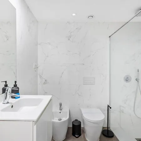 Style & Comfort | Balcony + Parking Appartement Oporto