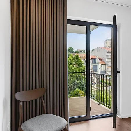 Style & Comfort | Balcony + Parking Appartement Oporto