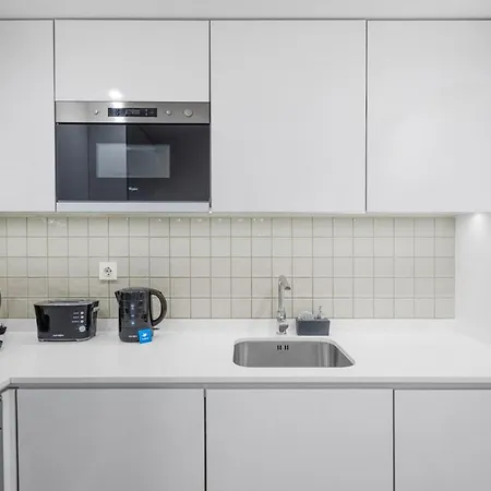 Style & Comfort | Balcony + Parking Porto
