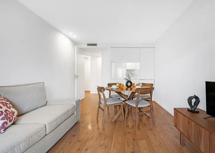 Style & Comfort | Balcony + Parking شقة *