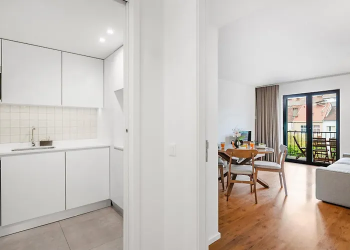 Style & Comfort | Balcony + Parking شقة *