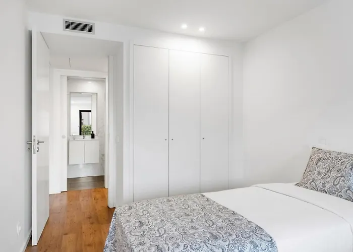 Style & Comfort | Balcony + Parking شقة *