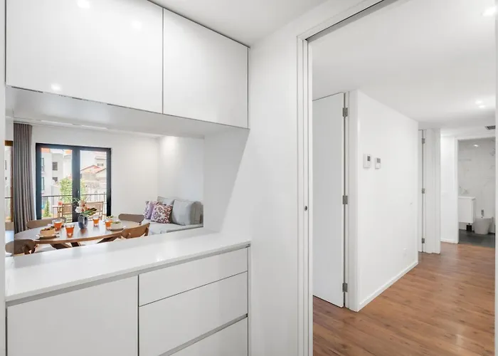 Style & Comfort | Balcony + Parking 公寓 波尔图